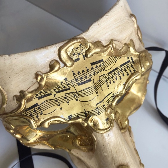 Gorgeous masquerade mask with long protruding nose, and beautiful gold details. - Picture 4 of 7